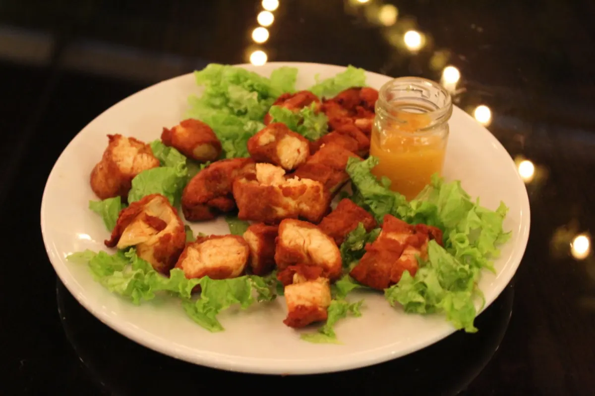 A plate of fried chicken bites on lettuce at Clandestino